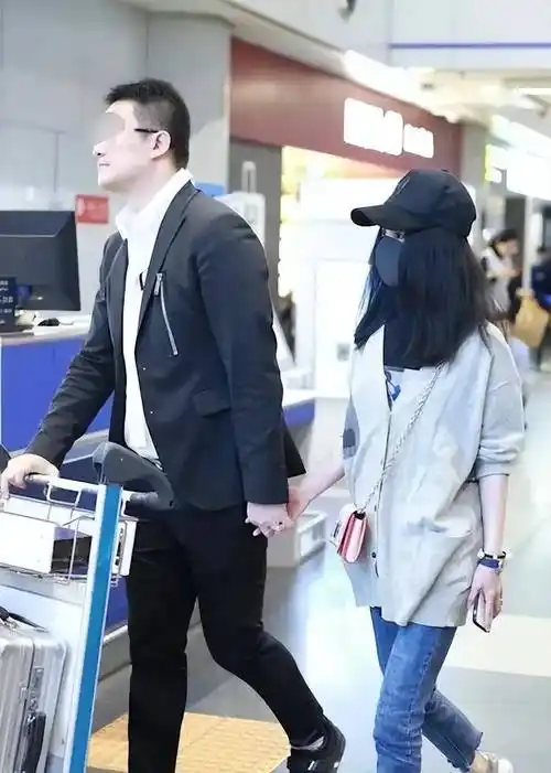 42岁姚笛曝出儿子近照,身高已有140,网友惊呼:怎么长成了这样_高杰