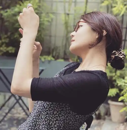 原创不愿公开离婚?蔡琳韩国别墅晒美照,生活惬意一副岁月静好模样