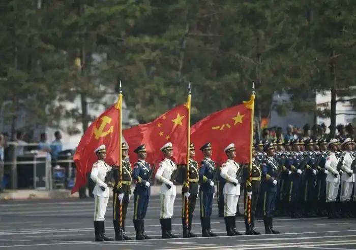 仪仗方队首次同时高擎党旗国旗军旗国庆受阅