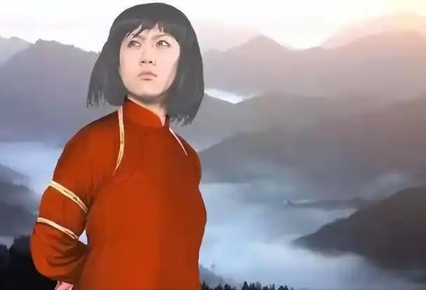 1943年,一名遍体鳞伤的女子蓬头垢面,脸色苍白,然而却始终紧抿着双唇