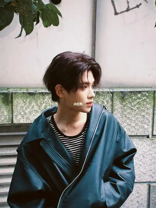 黄明昊太会了这小锁骨要迷死谁啊