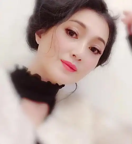 昔日美女林芳兵近照,扎俩麻花辫嫩得认不出,儿子青涩出道太帅气