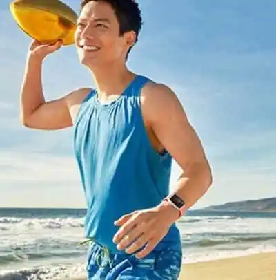 周迅老公名叫高圣远,年长她5岁,美国华裔电影演员,外形阳刚帅气,身高