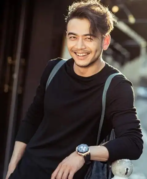 杨烁一个长相酷帅,荷尔蒙爆棚,再配一对迷人的酒窝,标准的型男身材,让