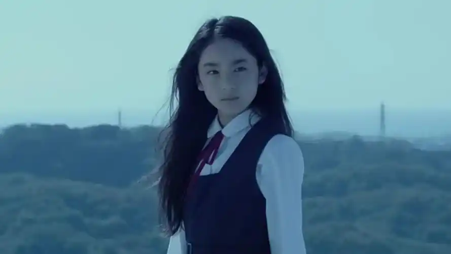 因为,她不怎么有名,在《贞子》3d里只是个背景演员,不过长得有点像