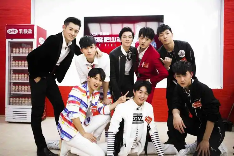 "鲜肉"撬动"爱豆经济学"——《燃烧吧少年!》引爆2016综艺选秀市场