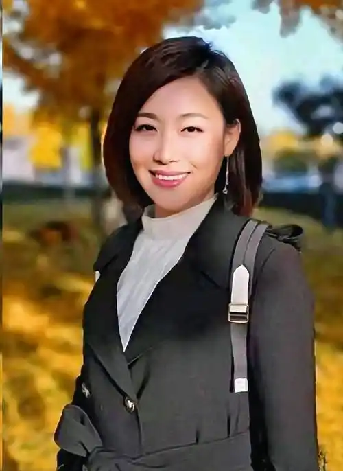 央视主持人郑丽近照,她长相出色,端庄秀丽,有一流的播音功底!