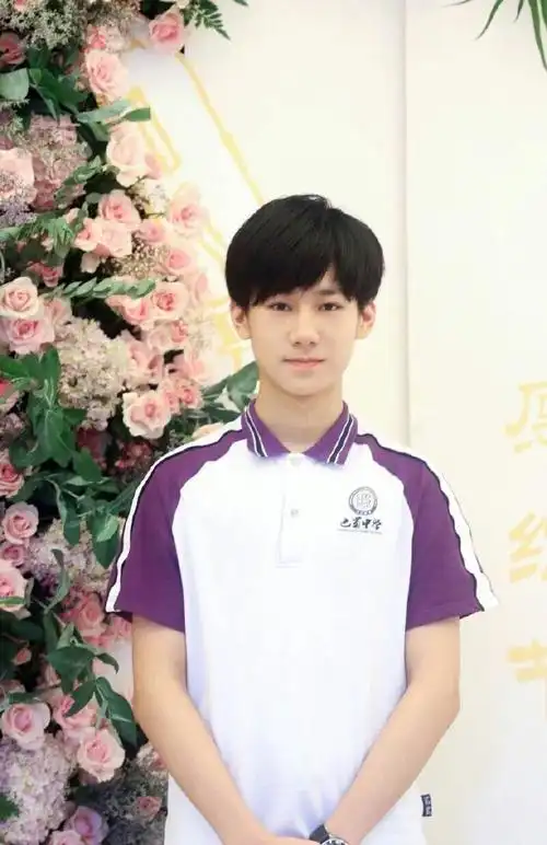 张真源超话97#明星青春校园造型look#张真源的校服look真的太93了