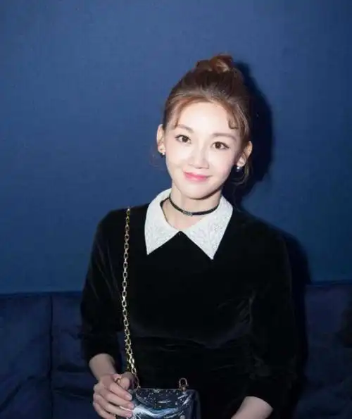 郑恺老婆苗苗太养眼穿赫本风连衣裙优雅大气又美出圈了