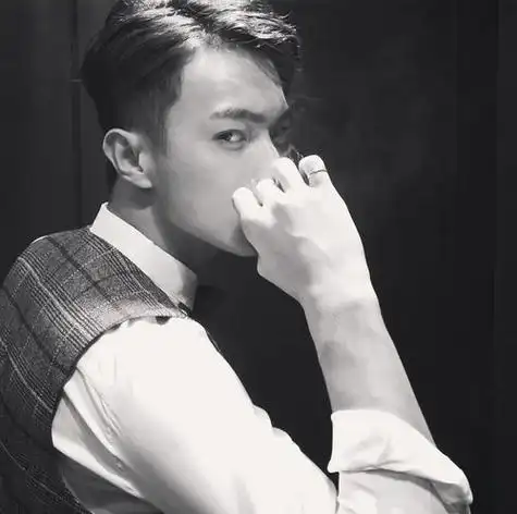 男生头像热闹要向别人乞讨而孤独自给自足热门头像帅哥头像小