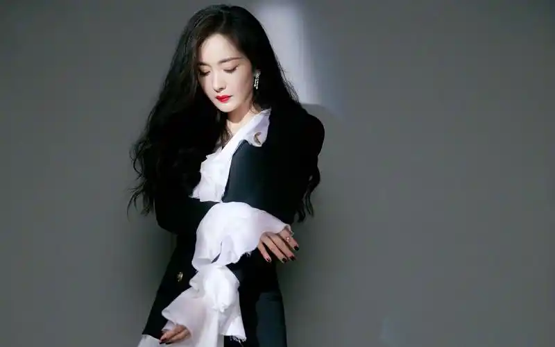 杨幂冷艳红唇写真壁纸-美女壁纸-高清美女图片-第5图-娟娟壁纸