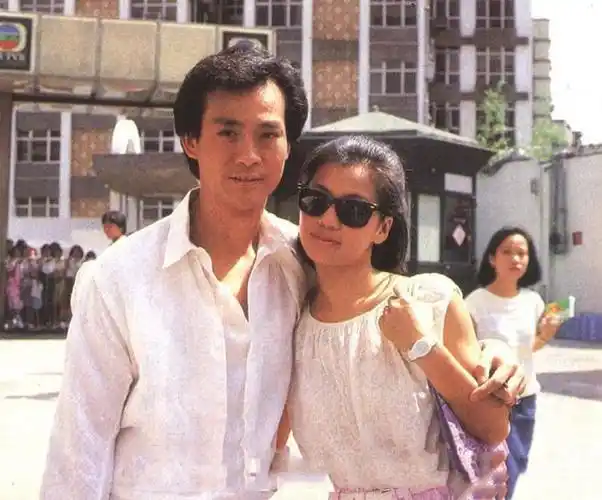 翁美玲夹心人剧照两任男友都很高大荧幕初吻给了郑少秋