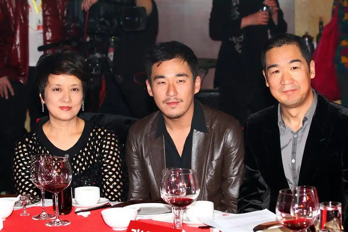 张国立一家合影,画面很温馨,也不像网上传的那样不和谐呀!