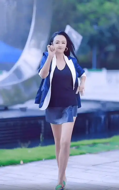 47岁曹颖晒跳舞视频被质疑整容第三视角曝光颜值惊艳长腿吸睛