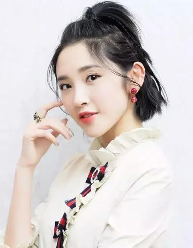 短发半扎发这样做很别致 最适合短发的几款半扎发发型