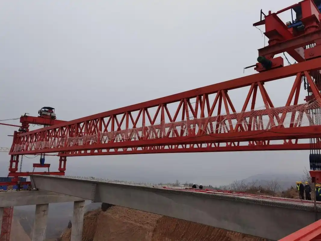 铜川市玉皇阁二号桥首片预制梁成功架设