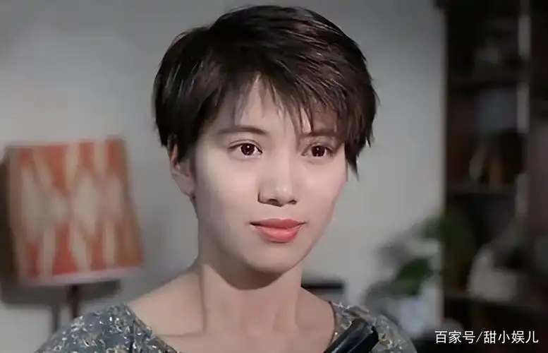 年过半百的袁咏仪是香港小姐冠军出身,她的颜值一直被港圈津津乐道,有