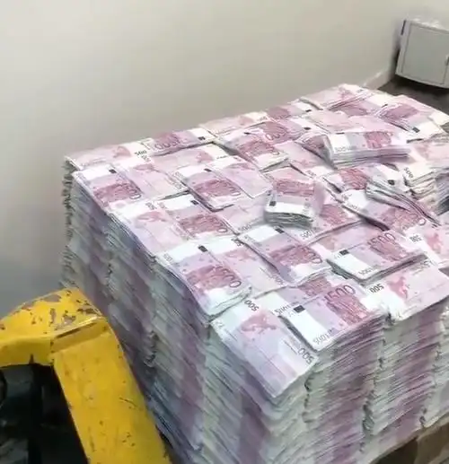 从现场的情况来看,堆积如山的钱币在被销毁过程中被终止.