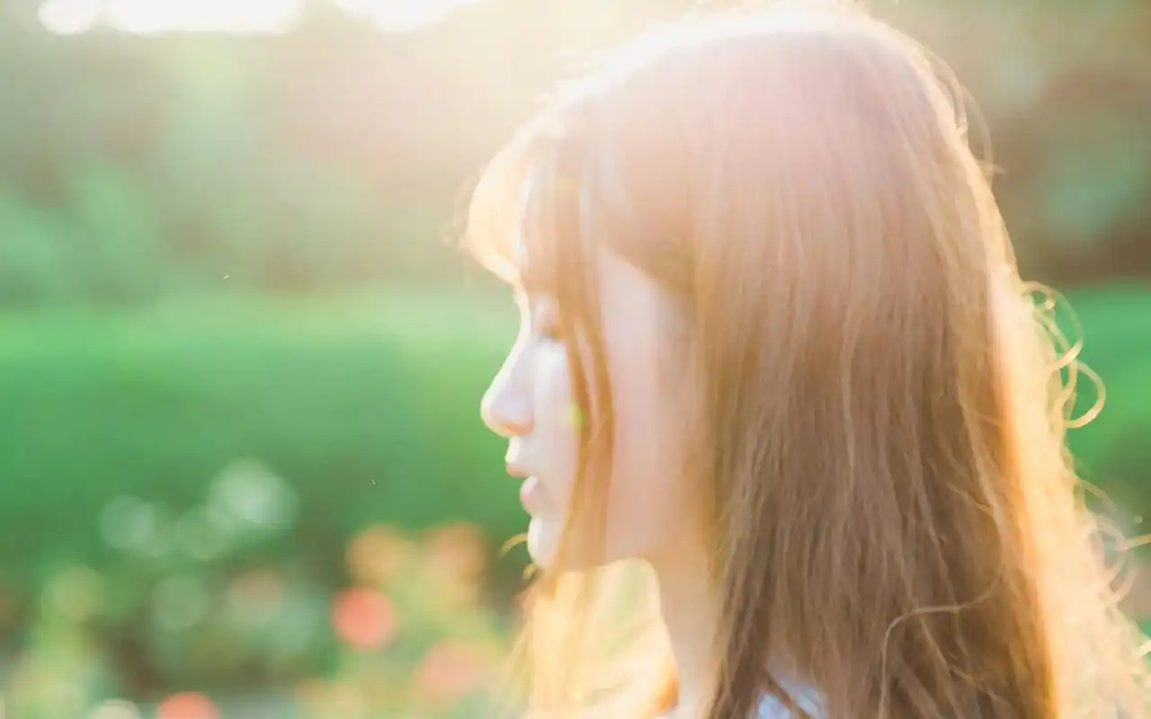 唯美花朵映衬,高清美丽女                    图片壁纸尽在美桌