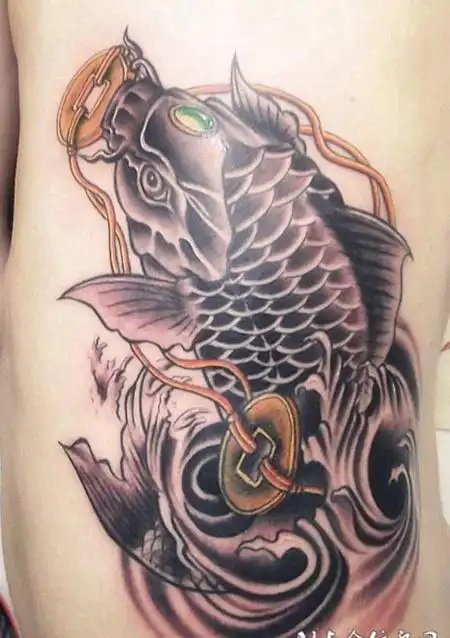 腰侧的招财鲤鱼纹身