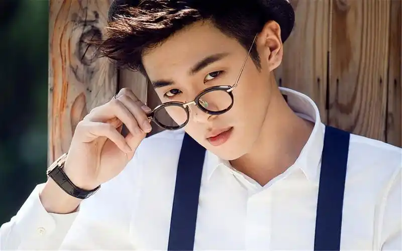 新生代男明星帅哥张若昀时尚帅气写真壁纸图片