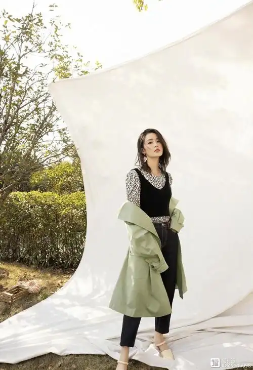 给我们带来很不错的时尚魅力呢,大家也可以多多参考李沁的这身穿搭哦