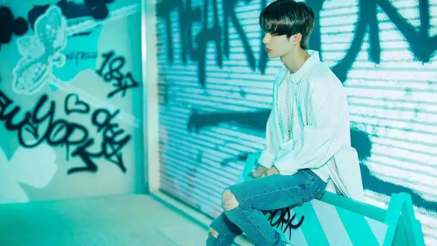 阳光少年王一博帅气街拍写真,高清壁纸图片,大陆明星-回车桌面