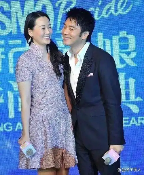 林依轮的二婚妻子西华,穿碎花裙难逃中年发福,但腿仍纤细