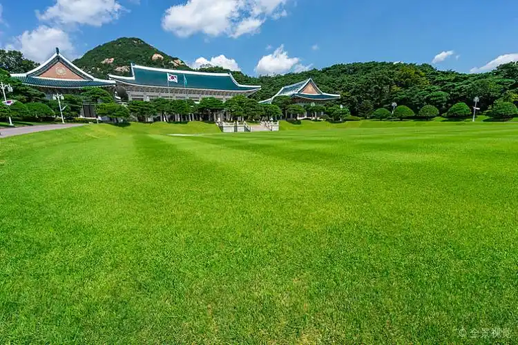 韩国总统府青瓦台本馆及草地风光_图片大全—全景创意图库(quanjing.