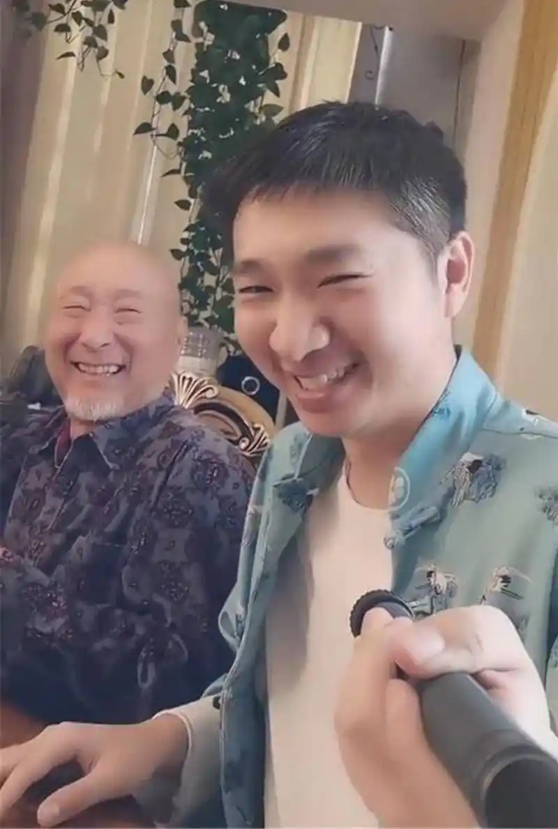 66岁陈佩斯穿花衬衣不显老儿子唐装有朝气与老爸似复制粘贴