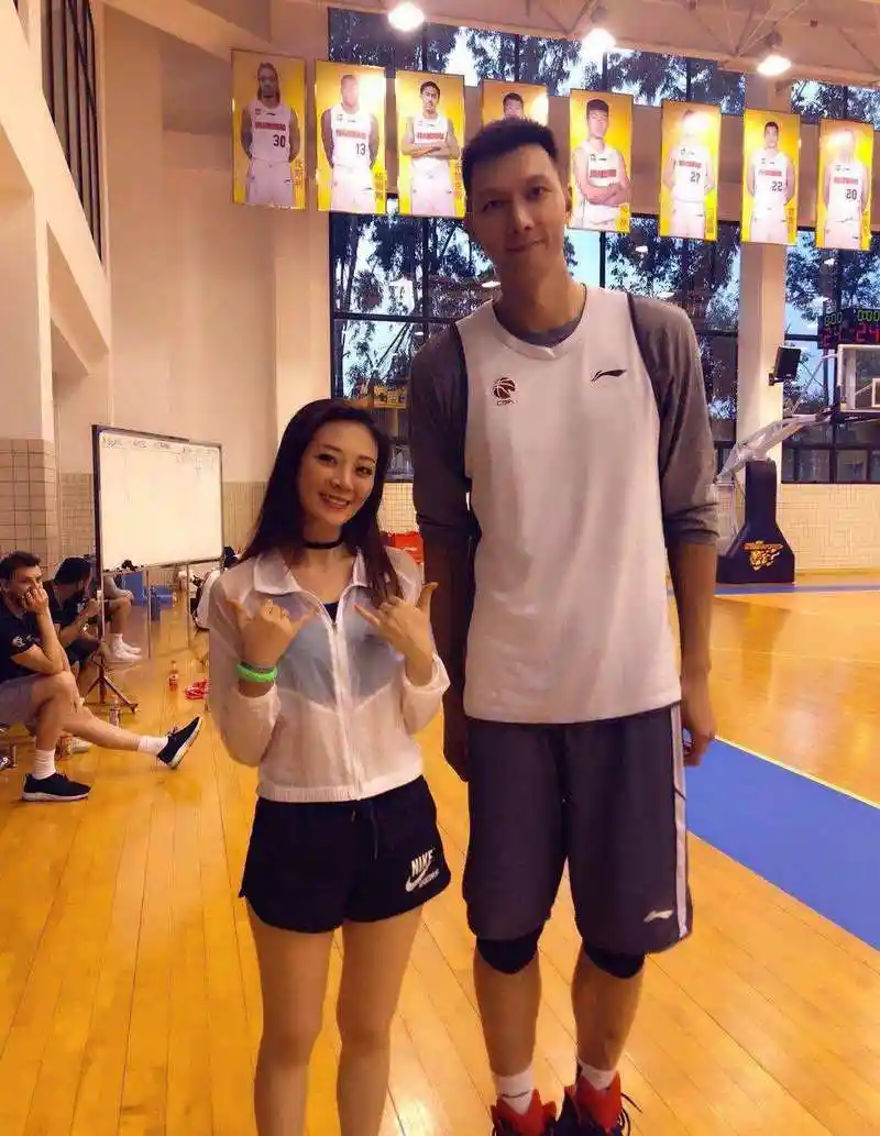 35岁易建联娶足球宝贝老婆,生2个儿子仍未办婚礼,现身家已过亿