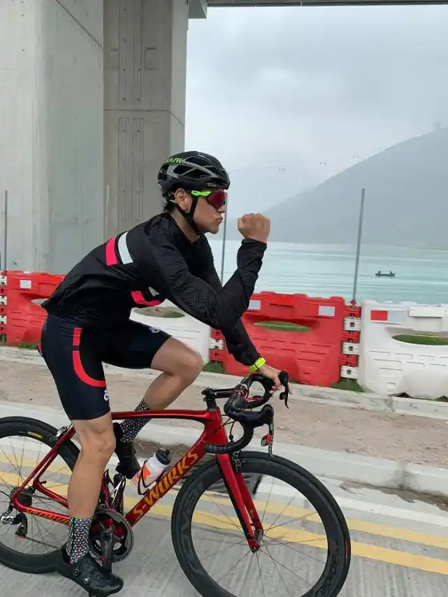 彭于晏冒雨骑车,自拍模样丑陋被嘲笑,看到手之后泪目了