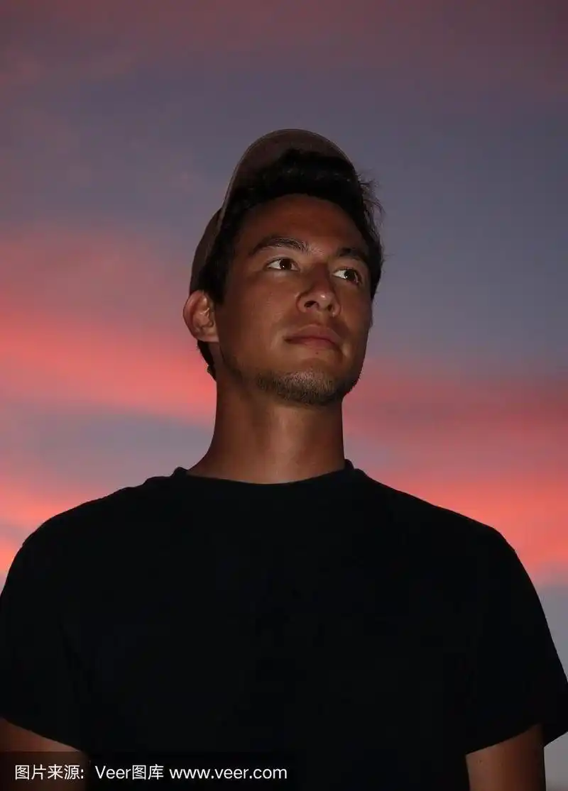 年轻人,外表坚毅,皮肤黝黑