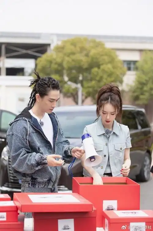 戚薇李承铉情侣造型录节目##李承铉用锣给戚薇遮阳好甜##盒子里的