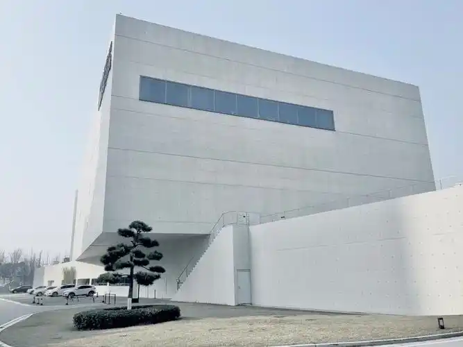 清水混凝土建筑简约,旧厂房改造多色彩.