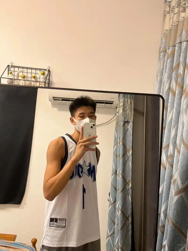 长的硬 身材硬 脾气硬.#体育生#腹肌#白袜#187射手男 - 抖音