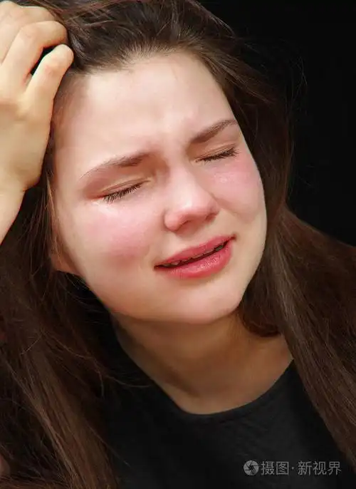 伤心哭泣的女孩