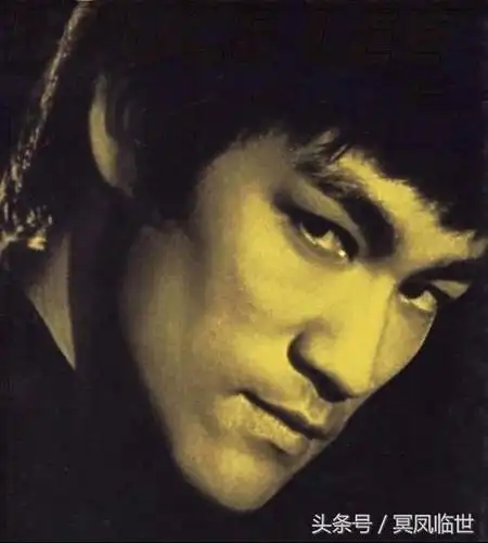 李小龙获得全港恰恰舞公开赛冠军,并且在李振辉的电影《人海孤鸿》中