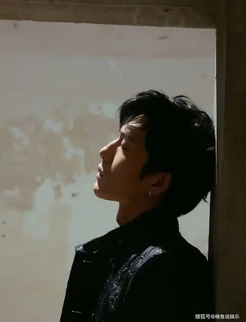 原创井柏然竹林光影大片侧颜精致意境十足轻奢贵公子气质好迷人