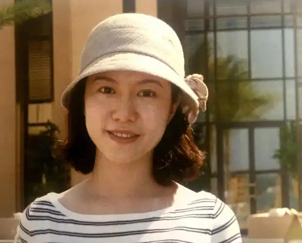 杨振宁与太太牵手逛商场,杨教授精神健旺,翁帆却胖了一圈