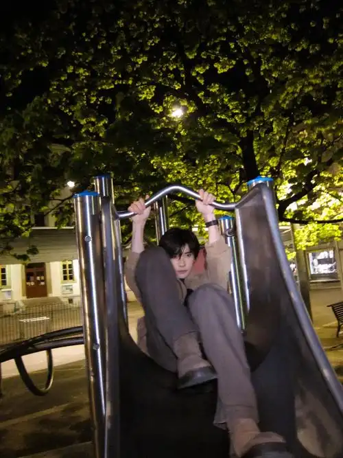 易烊千玺晚上滑滑梯随拍又帅又可爱男友感太强了吧好想和千玺一起滑