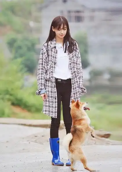 《向往的生活2》baby穿雨靴干农活,她是最贤惠的一位女嘉宾