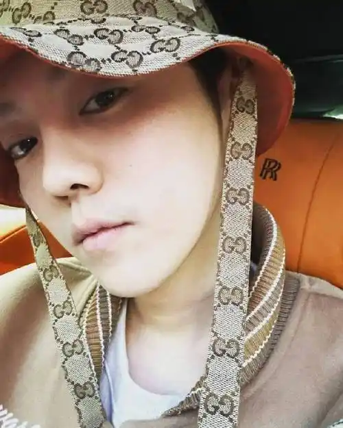 鹿晗ins晒怼脸自拍