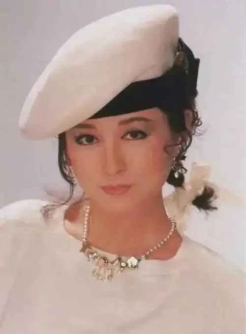 为爱隐退却被丈夫背叛,婚后单身40年|陈鸿烈|潘迎紫|小龙女_新浪新闻