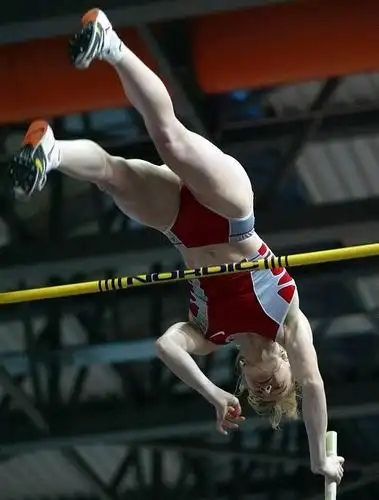 图文室内女子撑杆跳菲奥法诺娃打破世界纪录