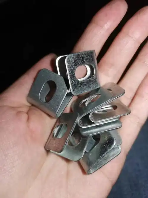 围栏网固定铁片卡扣带孔网片固定夹自攻螺丝卡扣铁丝网固定铆配件 100