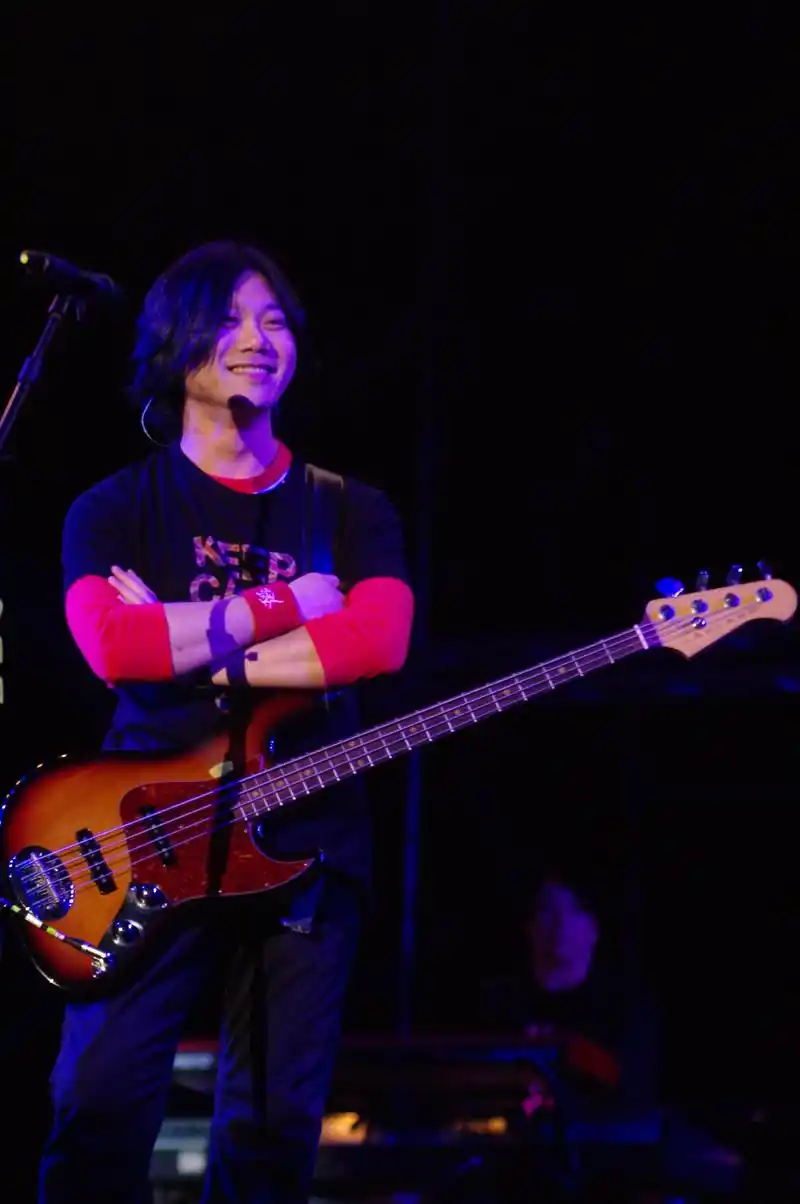 五月天玛莎撇「剩男」 同居咖啡馆店员甜蜜手勾手