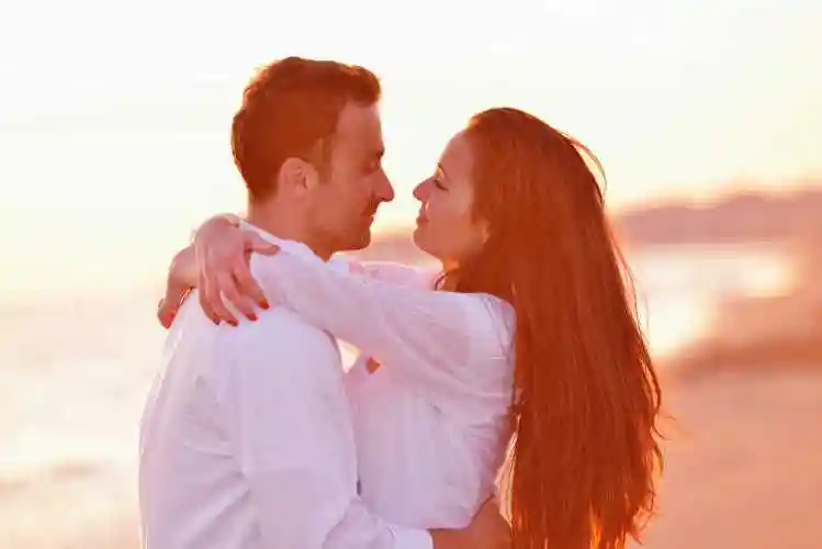 拥抱的幸福情侣