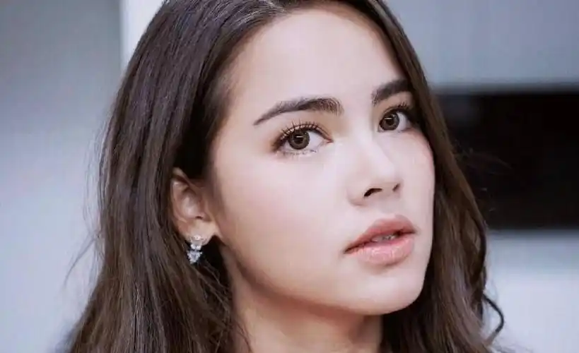 yaya泰国挪威混血,出道至今揽获众多奖项,却一直为人低调谦逊