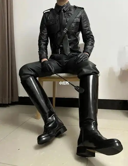 皮革马靴  上海降温了,今年的第一次穿皮革马靴试穿